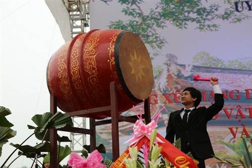 Lãnh đạo huyện Thạch Thất đánh trống khai hội chùa Tây Phương.