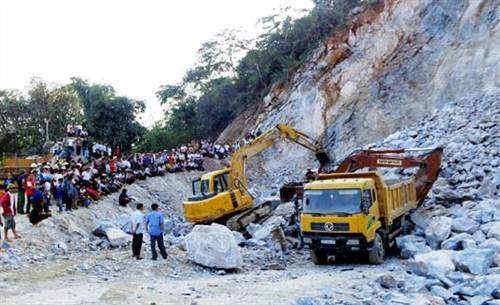 Mỏ đá sạt lở, hai công nhân tử vong - 1 Hiện trường vụ sập mỏ đá khiến hai người bị tử vong.
