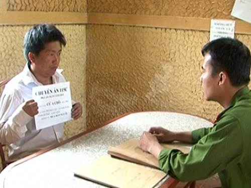 Bắt kẻ lẩn trốn tại bãi vàng sau khi phạm tội buôn người - 1 Đối tượng Cứ A Chô tại cơ quan điều tra (Ảnh: Văn Thiệp - Công an tỉnh Lai Châu).