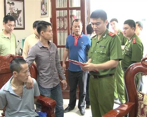 Cơ quan chức năng tiến hành đọc lệnh bắt giữ đối tượng Ba Văn Tú.