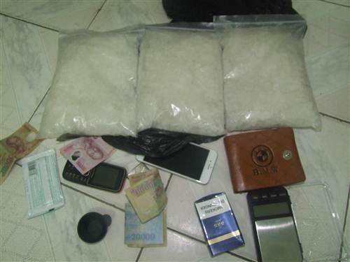 Các đối tượng cùng tang vật trong vụ buôn bán, vận chuyển 3kg ma túy đá.