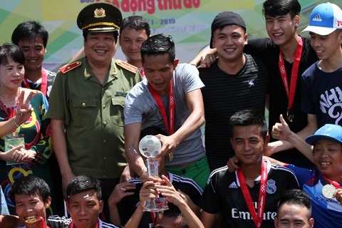 Xác định chủ nhân ngôi vương đầu tiên tại Cúp LĐTD - 1 Đội bóng Công đoàn Dịch Vọng Hậu, TP Hà Nội đã đoạt chức vô địch cúp báo LĐTĐ lần thứ nhất.