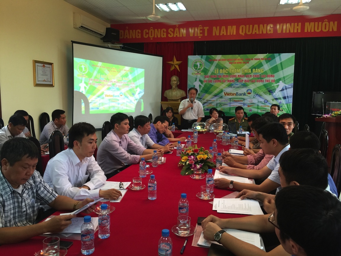 Cúp bóng đá Lao động thủ đô chào mừng sinh nhật Bác Hồ - 1 Toàn cảnh buổi họp báo, bốc thăm chia bảng giải đấu.