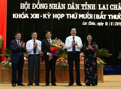 Các đại biểu chúc mừng ông Đỗ Ngọc An.