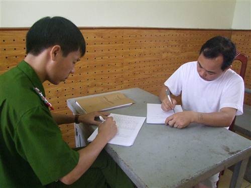 Bắt hai vụ “lô đề”, thu giữ hàng trăm triệu đồng - 1 Các đối tượng tại cơ quan điều tra.