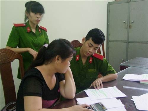 Bắt hai vụ “lô đề”, thu giữ hàng trăm triệu đồng - 2 Các đối tượng tại cơ quan điều tra.
