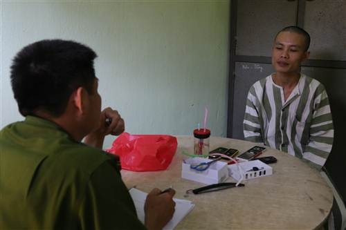 Rủ nhau đi trộm chó, hai cậu cháu đều bị “tóm” - 2 Cơ quan chức năng đang tiến hành lấy lời khai đối với đối tượng Hứa Thanh Tùng.