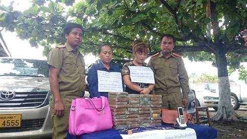 Hai “nữ quái” giấu 41 bánh heroin trên xế hộp - 1 Hai đối tượng cùng 41 bánh heroin bị lực lượng chức năng bắt giữ.
