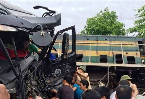 Hiện trường vụ tai nạn nghiêm trọng giữa tàu hỏa với xe tải.