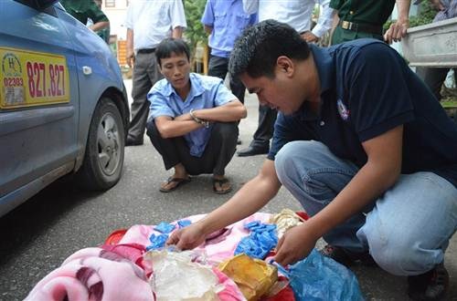 Hai “nữ quái” giấu 41 bánh heroin trên xế hộp - 4 Đối tượng Trần Văn Cường cùng tang vật 6.000 viên ma túy tổng hợp.