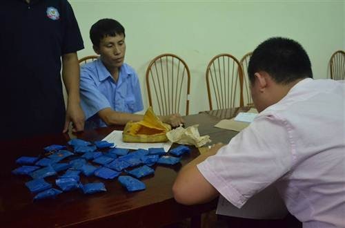 Hai “nữ quái” giấu 41 bánh heroin trên xế hộp - 3 Đối tượng Trần Văn Cường cùng tang vật 6.000 viên ma túy tổng hợp.