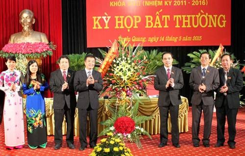 Tuyên Quang bầu mới Chủ tịch HĐND và UBND tỉnh - 3 Tặng hoa chúc mừng tân