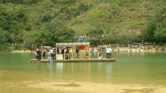 Dịch vụ tham quan bằng bè mảng và các cửa hàng lưu niệm cũng ăn theo kỳ nghỉ lễ.