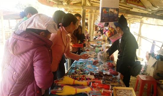 Dịch vụ tham quan bằng bè mảng và các cửa hàng lưu niệm cũng ăn theo kỳ nghỉ lễ.