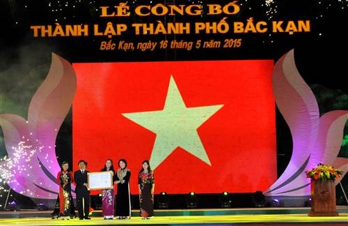 Công bố thành lập thành phố Bắc Kạn - 5 Phó Chủ tịch Quốc hội Nguyễn Thị Kim Ngân trao nghị quyết về thành lập Thành phố Bắc Kạn.