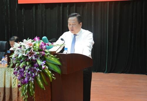 Bí thư Tỉnh ủy, Chủ tịch HĐND tỉnh Nguyễn Hoàng Anh phát biểu tại kỳ họp.