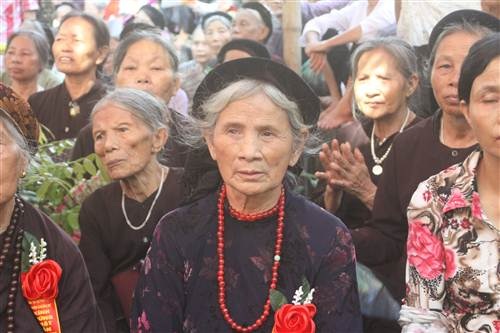 Bà con Phật tử có mặt từ rất sớm để dự lễ Phật đản tại chùa Trăm Gian.