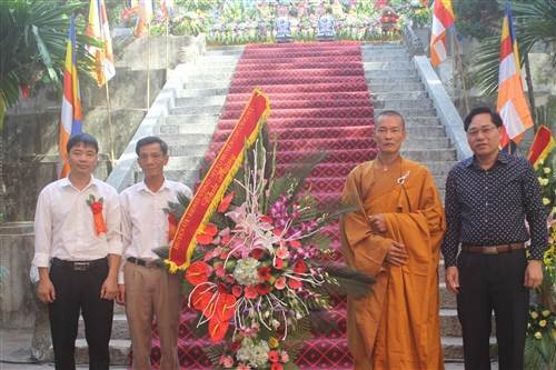 Lãnh đạo UBND huyện Chương Mỹ, TP Hà Nội tặng hoa chúc mừng Đại lễ Phật đản.