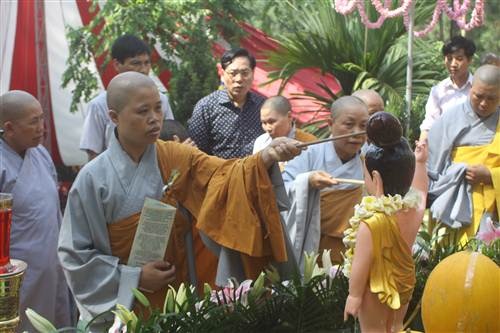 Hàng nghìn người nô nức tham gia nghi thức tắm Phật truyền thống.