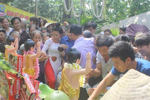 Hàng nghìn người háo hức tham gia nghi thức tắm Phật truyền thống nhân mùa Phật đản.