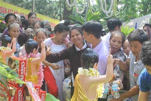 Hàng nghìn người nô nức tham gia nghi thức tắm Phật truyền thống.