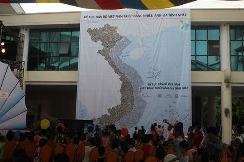 Tấm bản đồ Việt Nam được ghép bằng nhiều ảnh gia đình nhất.