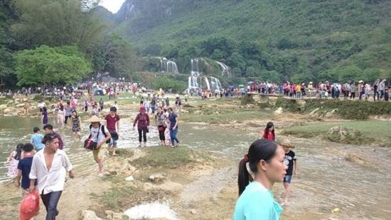 Khu du lịch Thác Bản Giốc thu hút hàng vạn người đến du lịch trong những ngày nghỉ lễ.