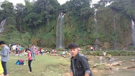 Khu du lịch Thác Bản Giốc thu hút hàng vạn người đến du lịch trong những ngày nghỉ lễ.