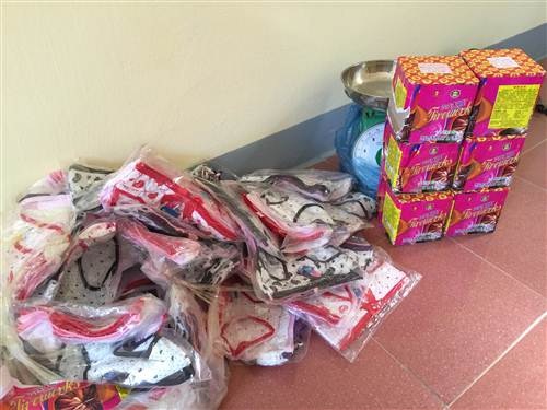 Đối tượng Hoàn cùng tang vật tại cơ quan điều tra.