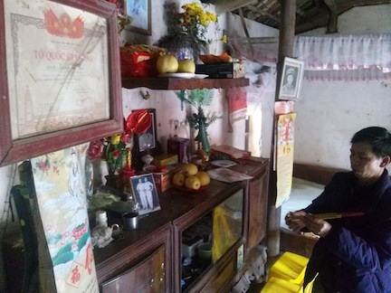 Hành trình để được bồi thường 7,2 tỷ đồng của gia đình ông Chấn - 2 Ông Chấn đang chăm sóc cho vợ tại nhà riêng.