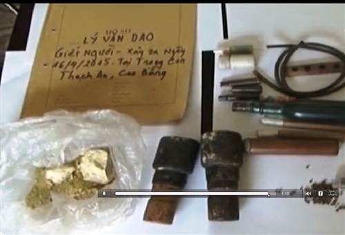 Khởi tố đối tượng ném lựu đạn vào nhà bố đẻ và anh trai ruột - 2 Đối tượng Lý Văn Dao cùng tang vật tại cơ quan điều tra.