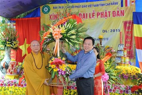 Đại lễ Phật đản tại ngôi chùa đầu tiên nơi biên cương Tổ quốc - 8 Chư tôn đức cùng phật tử, nhân dân thực hiện nghi lễ tắm phật.