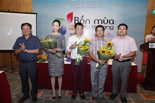 Diễn viên Tự Long (giữa) đảm nhận vai trò MC chương trình