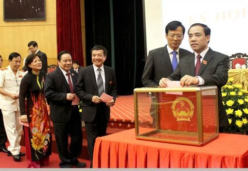 Tuyên Quang bầu mới Chủ tịch HĐND và UBND tỉnh - 1 Các đại biểu bỏ phiếu
