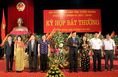 Tuyên Quang bầu mới Chủ tịch HĐND và UBND tỉnh - 2 Tặng hoa chúc mừng tân