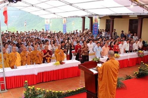 Đại lễ Phật đản tại ngôi chùa đầu tiên nơi biên cương Tổ quốc - 1 Đại lễ Phật đản tại ngôi chùa bên dòng thác Bản Giốc thu hút hàng nghìn người tham dự.
