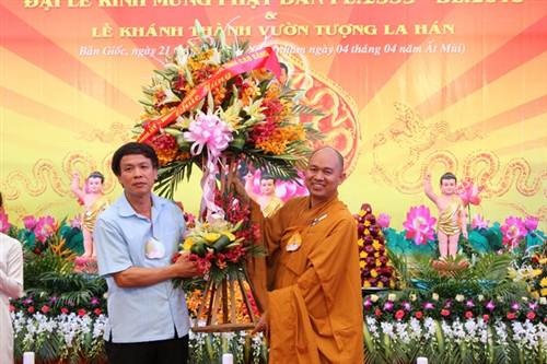 Đại lễ Phật đản tại ngôi chùa đầu tiên nơi biên cương Tổ quốc - 4 Phó Chủ tịch UBND tỉnh Trần Hùng dâng hoa nhân ngày đại lễ Phật đản.
