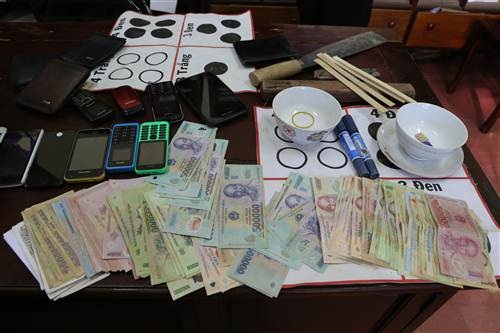 Triệt phá hai ổ nhóm đánh bạc quy mô lớn - 1 Tang vật trong vụ đánh bạc.