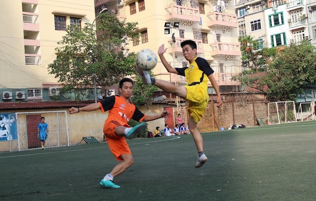 Một cú sút như trái phá của cầu thủ Quốc Cường (đội FC Phóng viên) trong trận chung kết.