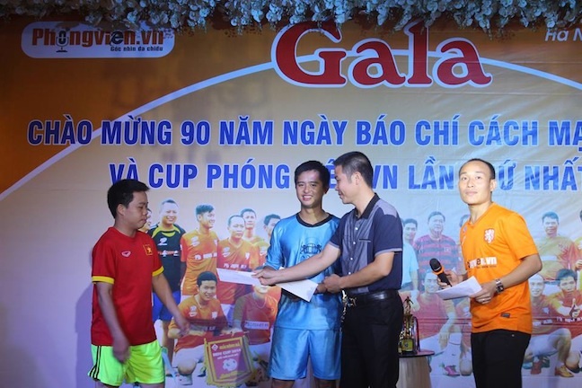 Một cú sút như trái phá của cầu thủ Quốc Cường (đội FC Phóng viên) trong trận chung kết.