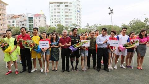 Bộ trưởng Đinh La Thăng cùng các đại biểu tặng hoa các đội bóng tại cúp Bóng đá Phóng viên.