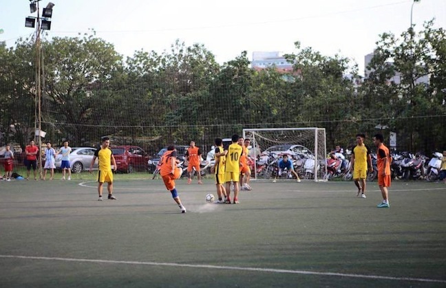 Một cú sút như trái phá của cầu thủ Quốc Cường (đội FC Phóng viên) trong trận chung kết.