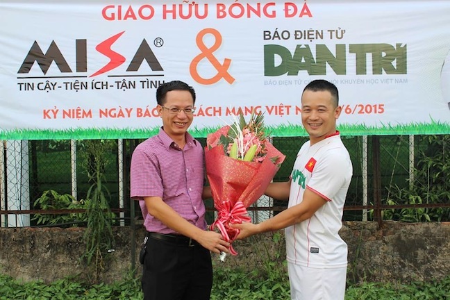 Sôi nổi trận bóng giao hữu giữa FC Dân trí và FC MISA - 1 Lãnh đạo Cty MISA tặng hoa chúc mừng nhà báo Bảo Trung, Phó chủ tịch Cômg đoàn báo Dân trí.