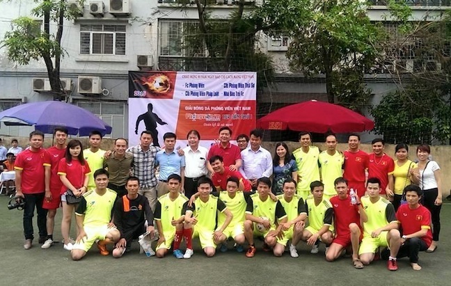 Ban tổ chức chụp ảnh lưu niệm cùng các đại biểu và cầu thủ tham dự giải.