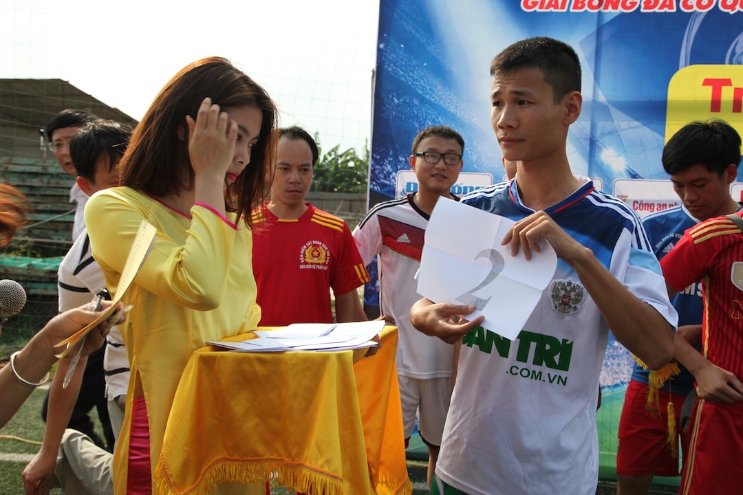 FC Dân trí tại buổi ra quân tại cúp bóng đá Trung Thành.