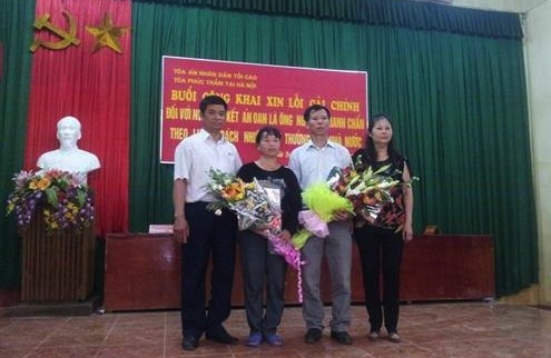 Gia đình ông Chấn sẽ chuộc lại 3 sổ đỏ sau khi nhận 7,2 tỷ đồng - 1 Ông Chấn và vợ cùng người thân tại buổi được Toà án nhân dân tối cao xin lỗi công khai.