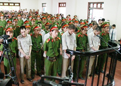 Hôm nay mở lại phiên tòa sơ thẩm vụ “quan tài diễu phố” - 1 Các bị cáo tại phiên tòa sơ thẩm.