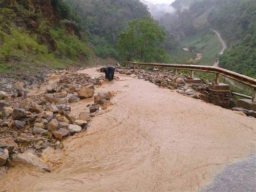 Quốc lộ 4D bị chia cắt hoàn toàn sau mưa lũ - 4 Hố tử thần xuất hiện trên Quốc lộ 4D chia cắt hoàn toàn giữa Lai Châu và Lào Cai.