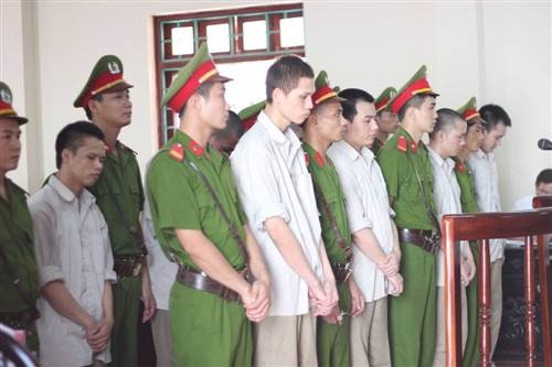 Xét xử vụ “quan tài diễu phố”: Đề nghị một án chung thân - 1 Các bị cáo tại phiên tòa.