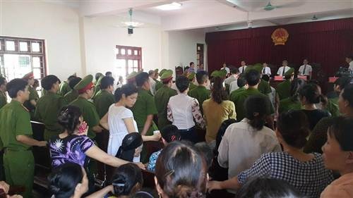 Kết thúc phiên xử vụ “quan tài diễu phố”: Kẻ chủ mưu thoát án tử - 3 Rất đông người dân có mặt tại phiên tòa để nghe HĐXX tuyên án.